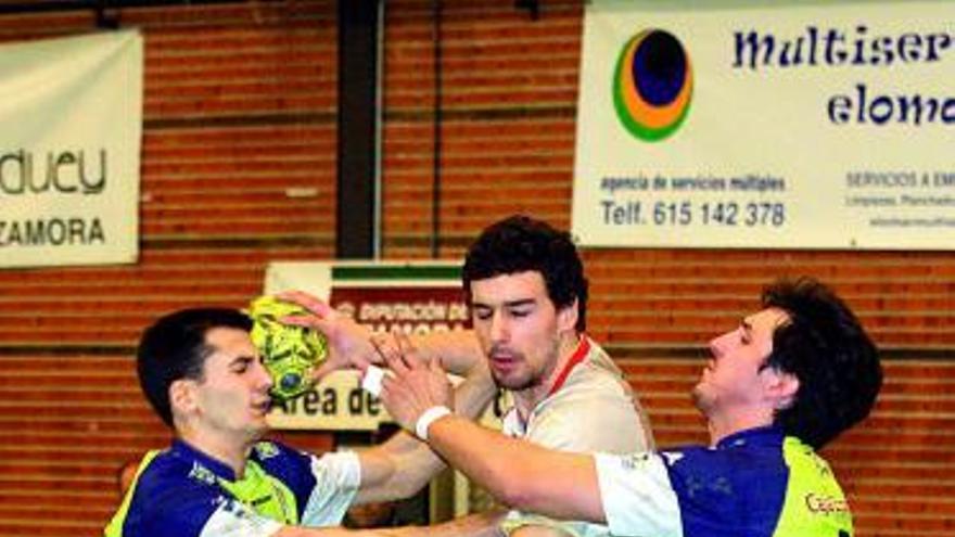 Guille y Fer intentan frenar a uno de los jugadores del Medicentro Gijón.