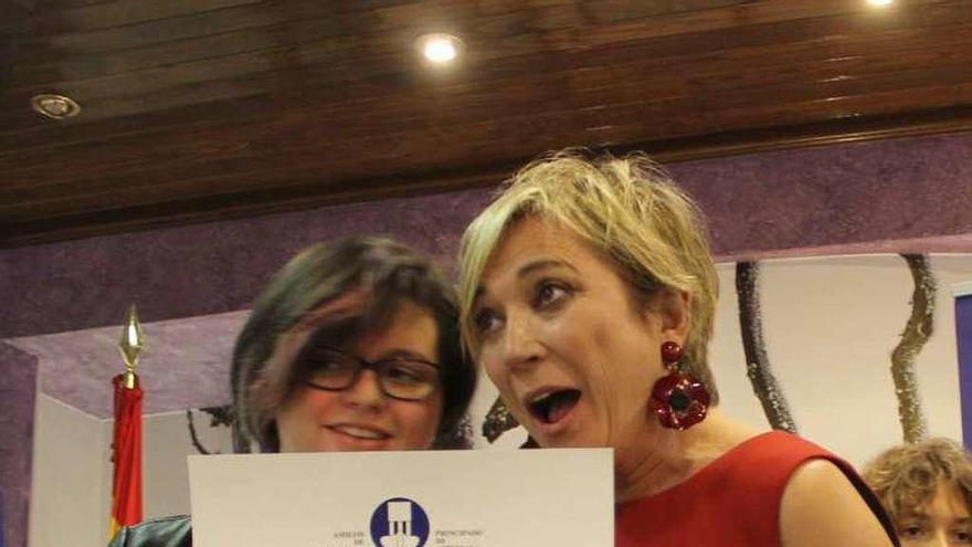 Sara Pérez, ganadora del certamen literario escolar, e Inés Ballester, durante la pasada edición de la Fiesta Literaria de la Mar.
