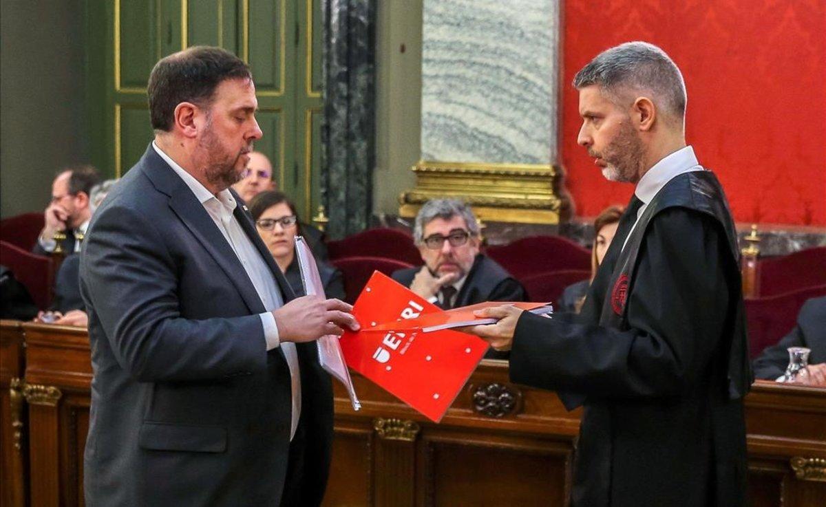 Oriol Junqueras habla con su abogado, Andreu Van Den Eynde.