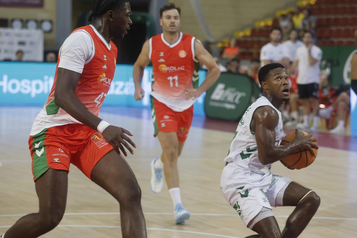 Jalen Cone intenta un lanzamiento.