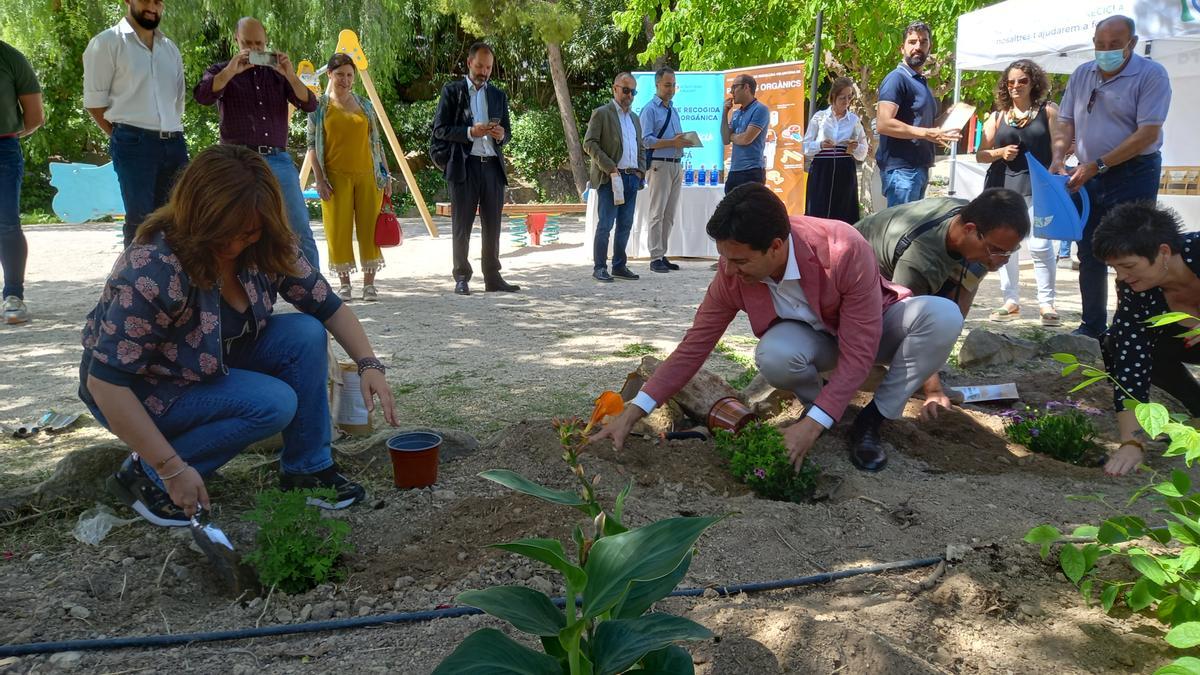 Uso del compost en un jardín municipal de Xixona en mayo, durante su presentación