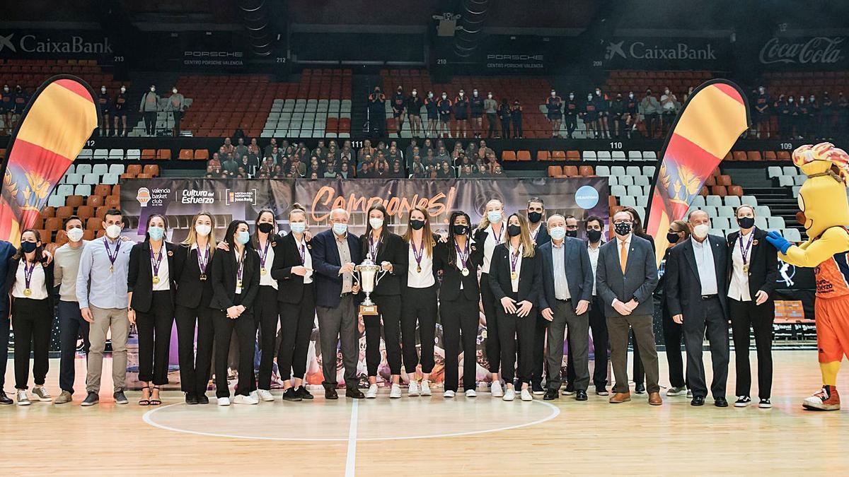 Juan Roig posa con el equipo y sujeta la copa en la foto grupal ayer en La Fonteta.  | ISAAC FERRERA