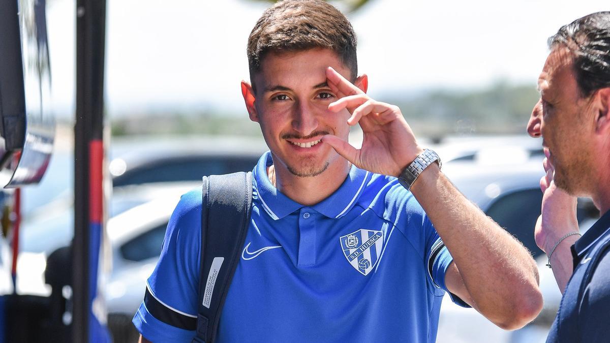 El centrocampista Pablo Martínez, antes de subirse al autobús del Huesca este viernes.
