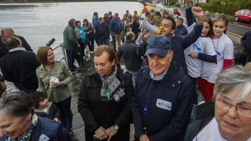 Vecinos de San Esteban en una concentración a favor de la pasarela