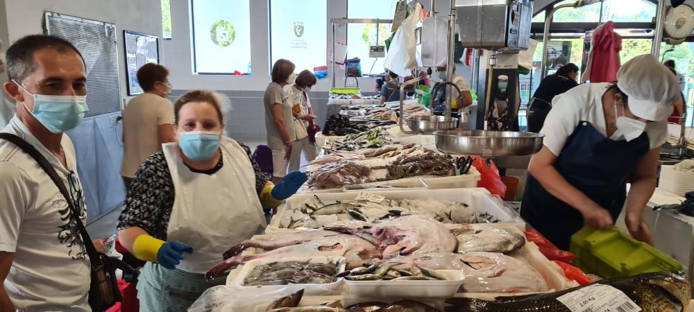 Gran afluencia de público al mercado de Vilagarcía