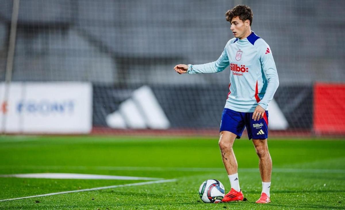 Rodrigo Riquelme, en un entrenamiento de la selección española.