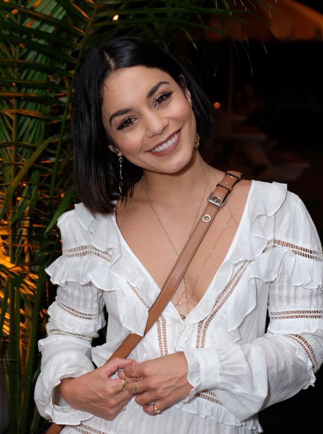 Vanessa Hudgens luce un maquillaje de ojos con destellos blancos