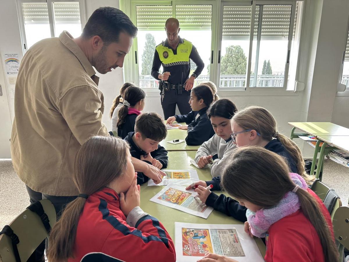 El concejal asiste a la charla de la policía a los escolares sobre el uso de petardos.