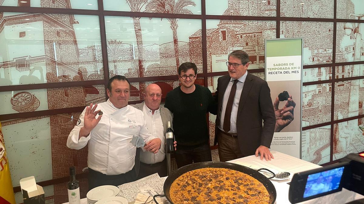 El alcalde de El Toro y el chef Kike Peris, durante el acto en El Corte Inglés de Castellón.