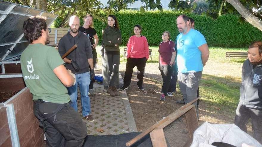 Clase sobre compostaje del Plan Revitaliza en la parroquia de Salcedo. // Rafa Vázquez