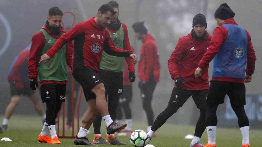 Emre Mor, Jonny Otto, Sergi Gómez y Hugo Mallo, ayer, durante el entrenamiento del Celta en A Madroa. // Ricardo Grobas