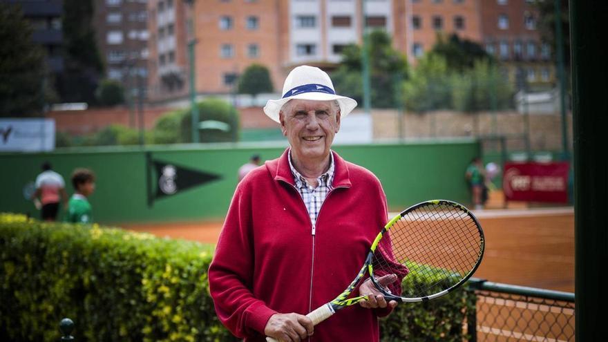 La raqueta más veterana de Oviedo: Enrique Aldecoa, de 85 años, sigue jugando al tenis dos veces por semana
