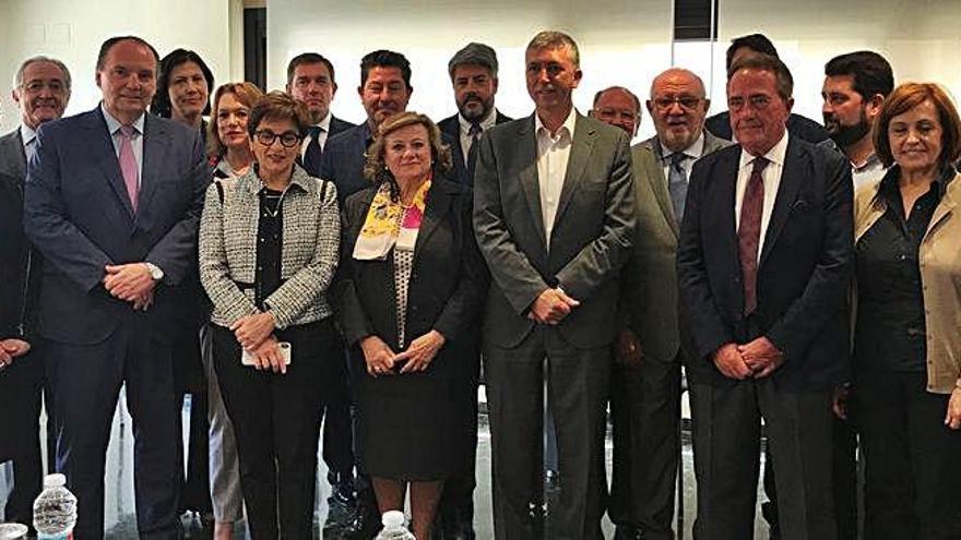 El conseller Rafael Climent con los miembros del Consejo de Cámaras de la Comunidad.