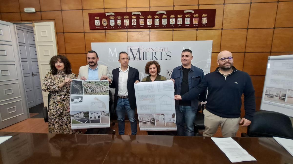 Por la izquierda, Nuria Rodríguez, Manuel Ángel Álvarezm Ovidio Zapico, Bratriz González, Francisco de Asís y Daniel Muñiz (arquitecto), con planos del proyecto.