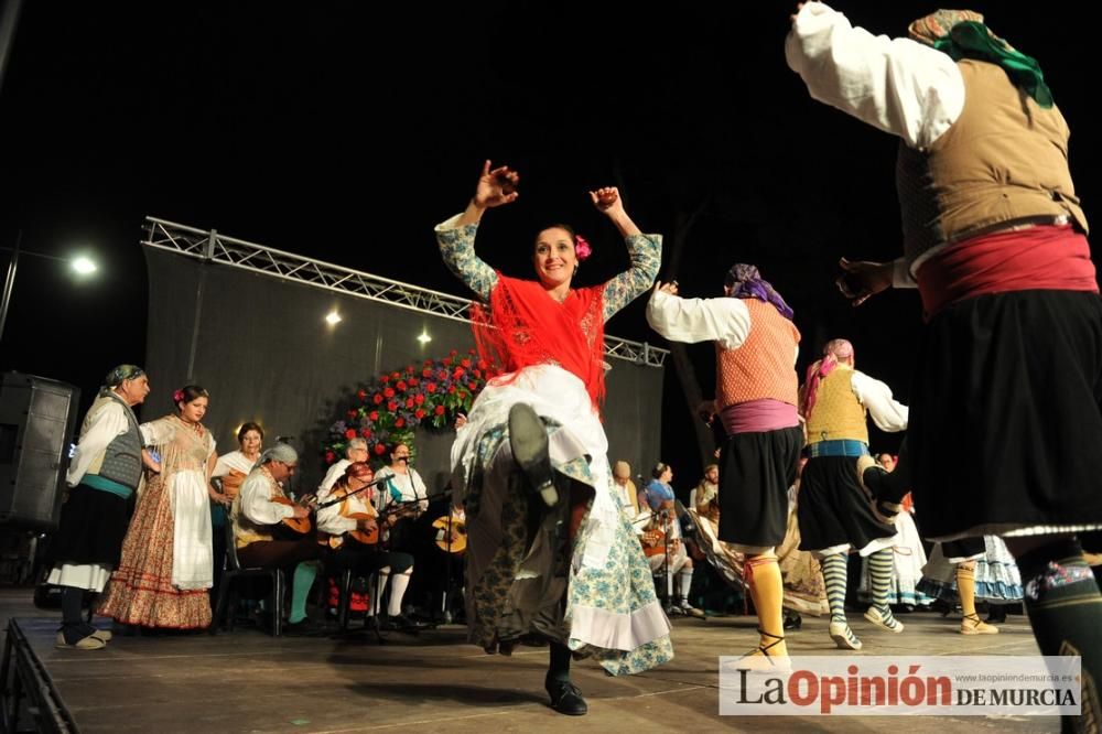 Festival de folclore en el Puente de Hierro