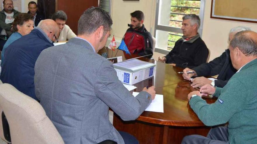 Corporativos del Ayuntamiento de Cobreros durante la sesión plenaria celebrada ayer.