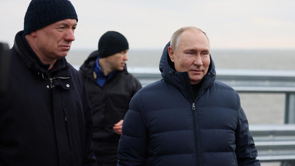 El presidente ruso, Vladímir Putin, visita el puente de Kerch que une la península de Crimea con Rusia, el pasado 5 de diciembre.