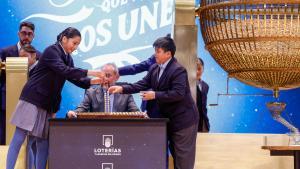 Los niños de la Residencia San Ildefonso de Madrid Piero Rai Chávez (d) y Alisce Ríos (i), muestran el número 72.480, el Gordo de Navidad, dotado con 4.000.000 euros a la serie y 400.000 euros al décimo, durante el sorteo de la Lotería de Navidad que se celebra este domingo en el Teatro Real, en Madrid.