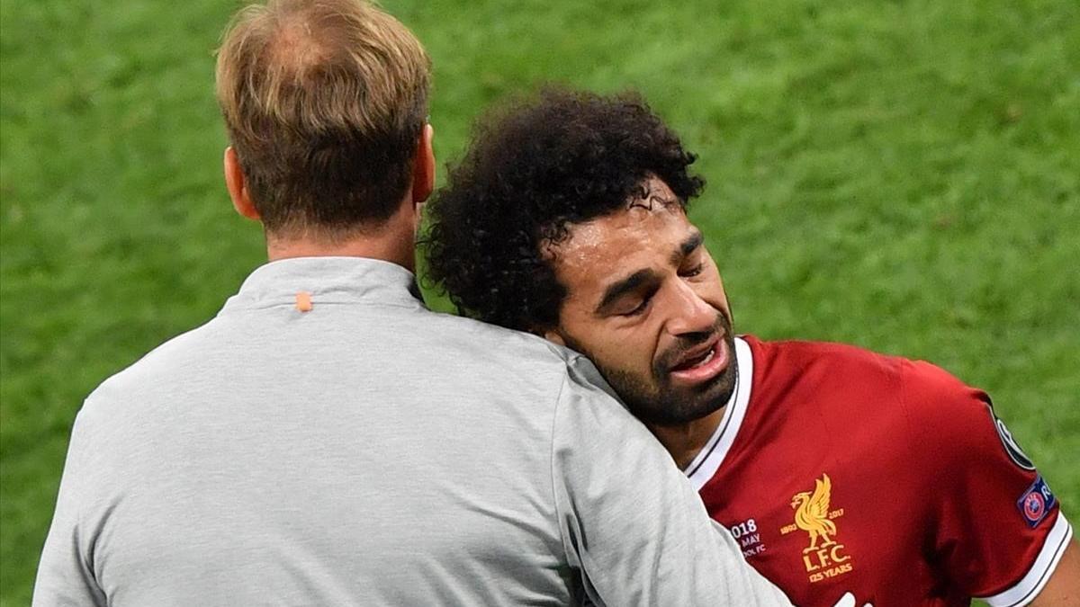 Jurgen Klopp abraza a un desconsolado Salah al abandonar el campo