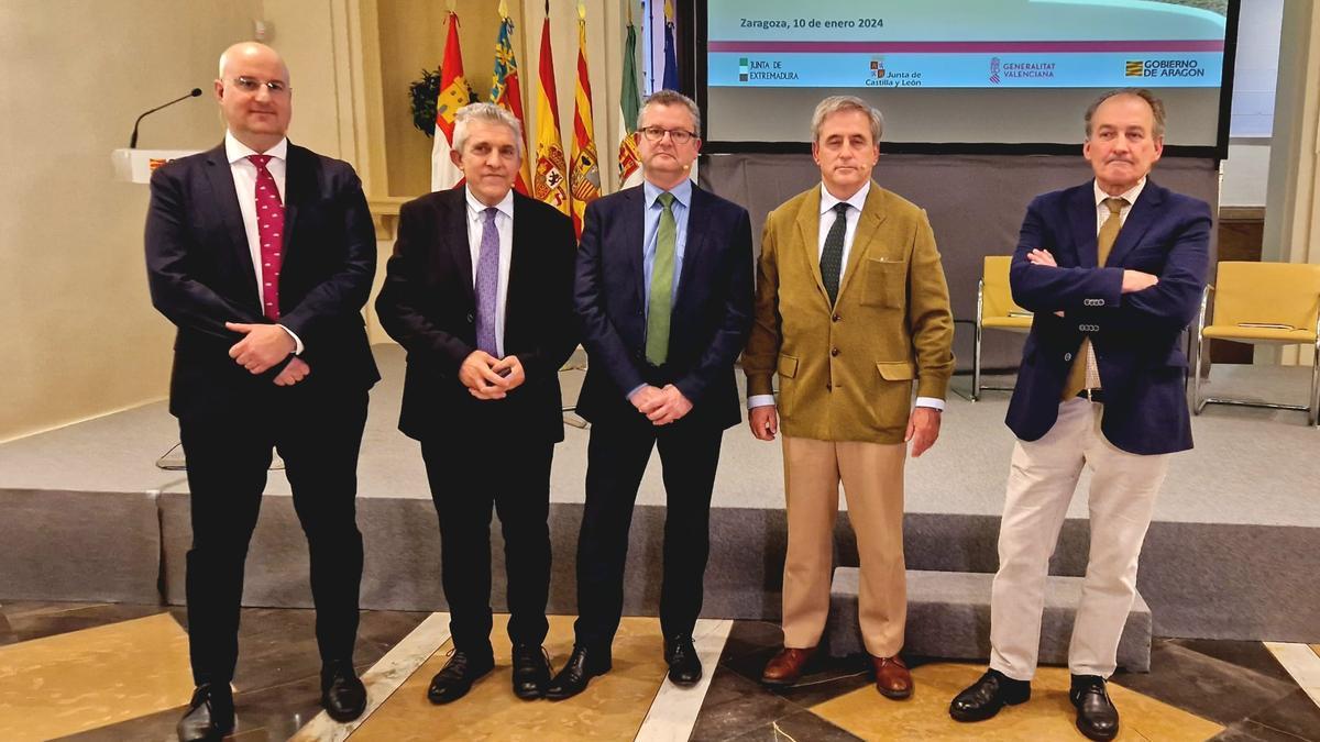 Ángel Samper (segundo por la izquierda), antes de su participación en una jornada sobre el sector porcino.