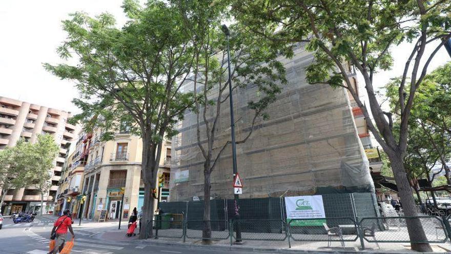 Polémica por la destrucción del mural de la Puerta del Duque en la plaza San Miguel