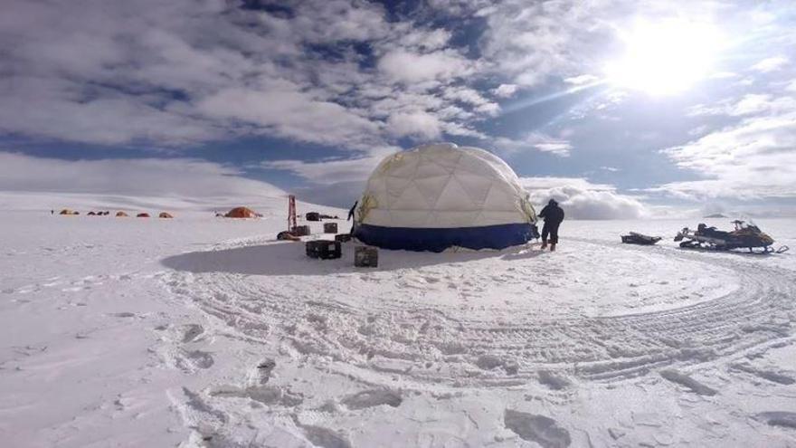 Trabajos de investigación en un glaciar.