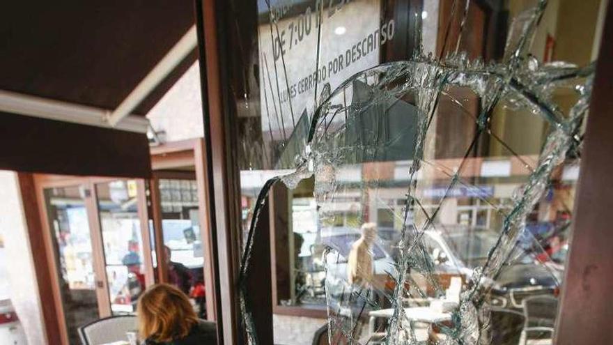 Destrozos en el bar Málaga de Versalles.