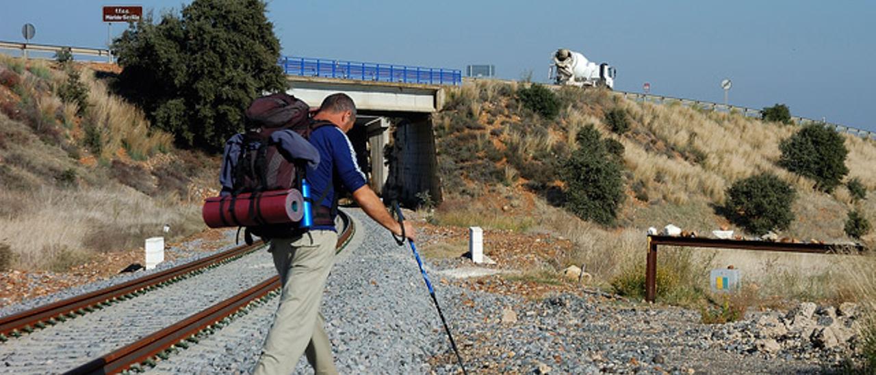 Un peregrino en ruta cerca de Almendralejo