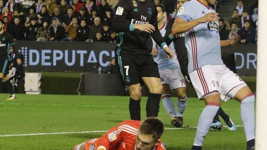 Rubén intercepta un lanzamiento de Cristiano Ronaldo ante la oposición de Cabral. // Alba Villar