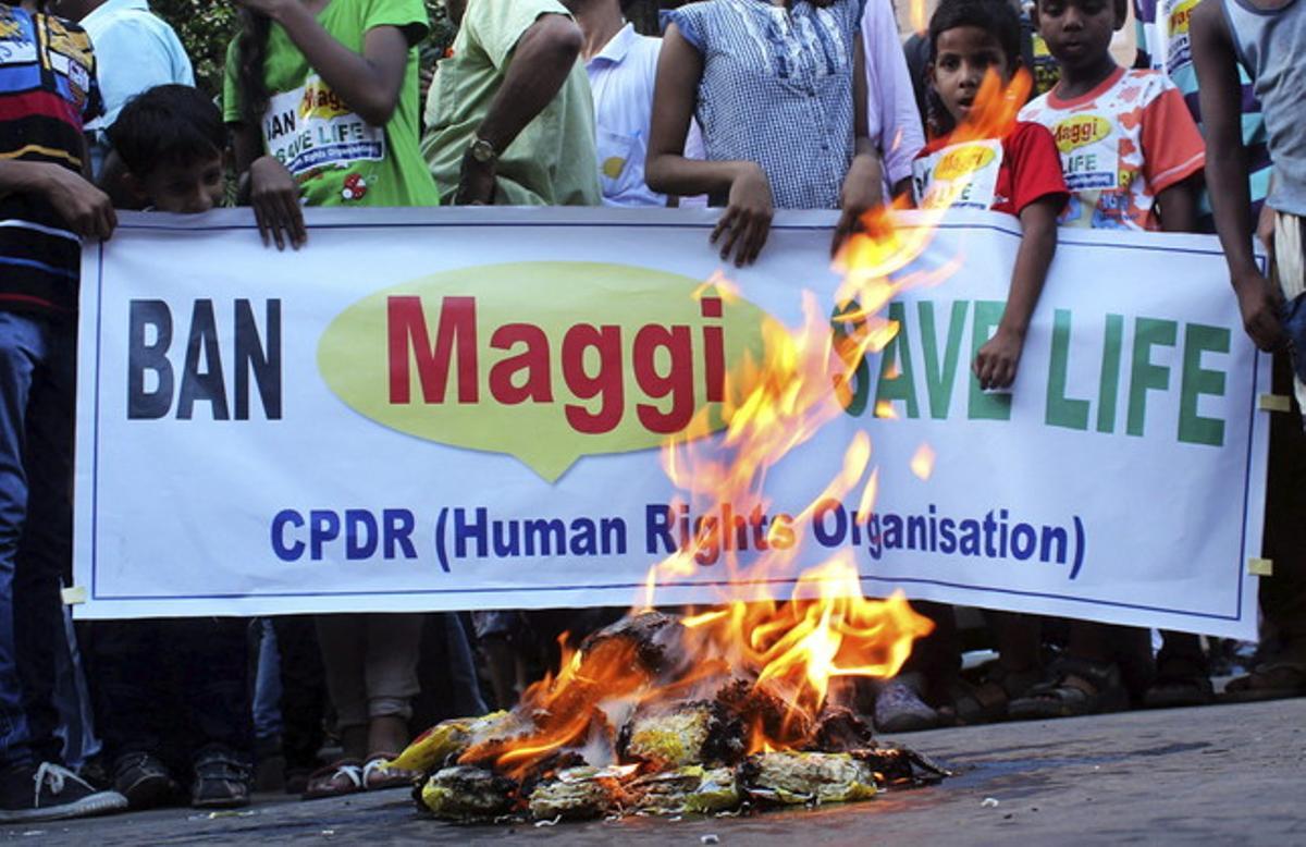 Diversos estudiants cremen paquets de fideus Maggi durant una manifestació celebrada a Calcuta.