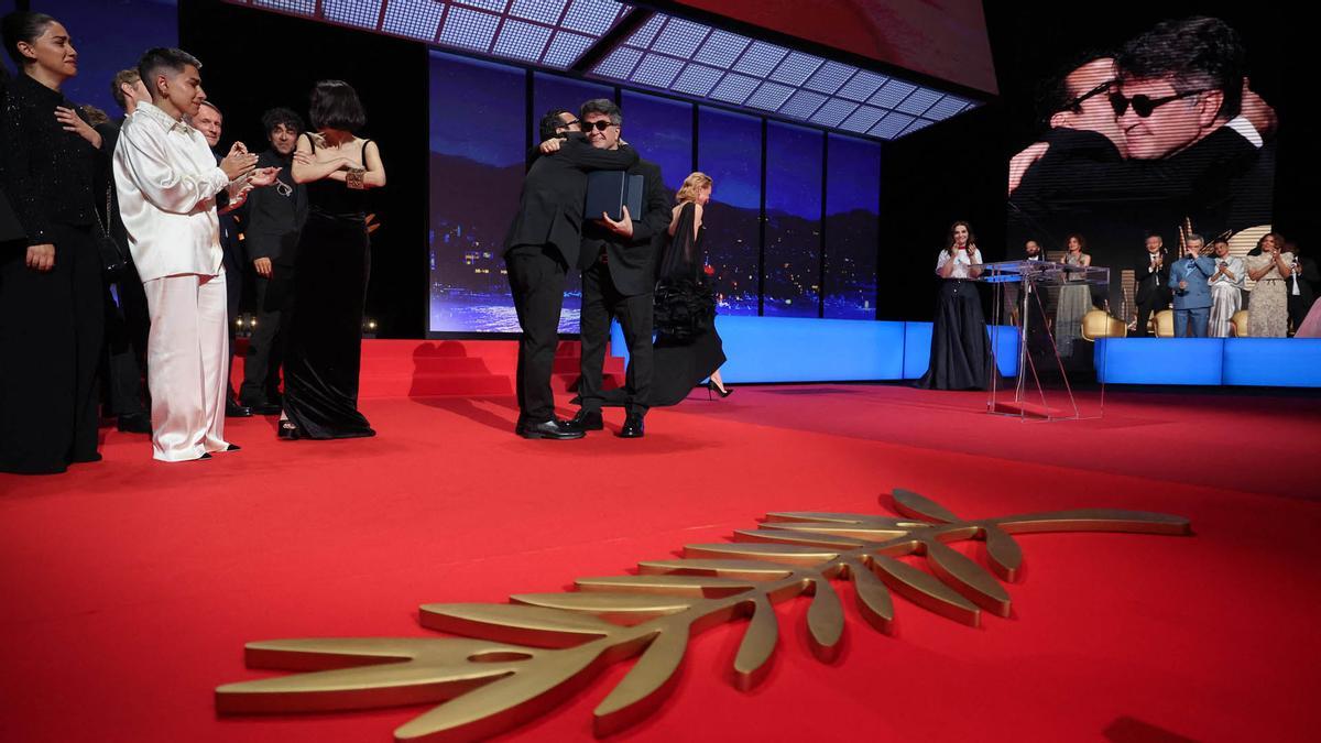 El director, guionista y productor iraní Jafar Panahi celebra tras ganar la Palma de Oro por la película Un simple accidente.