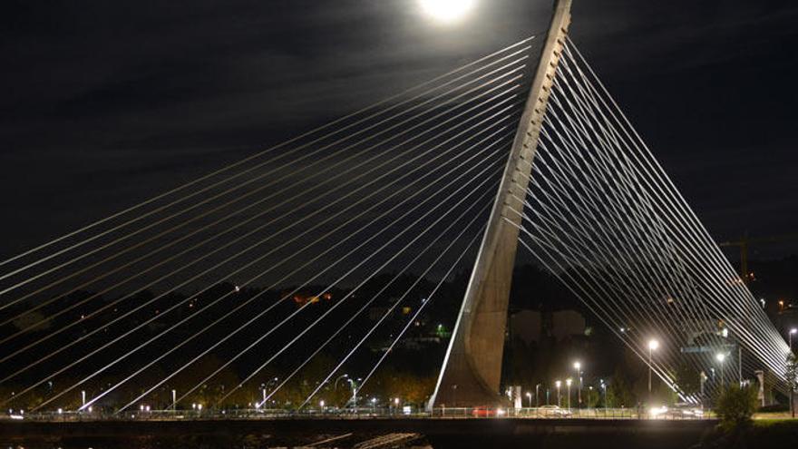 La superluna ilumina la noche en Pontevedra // GUSTAVO SANTOS