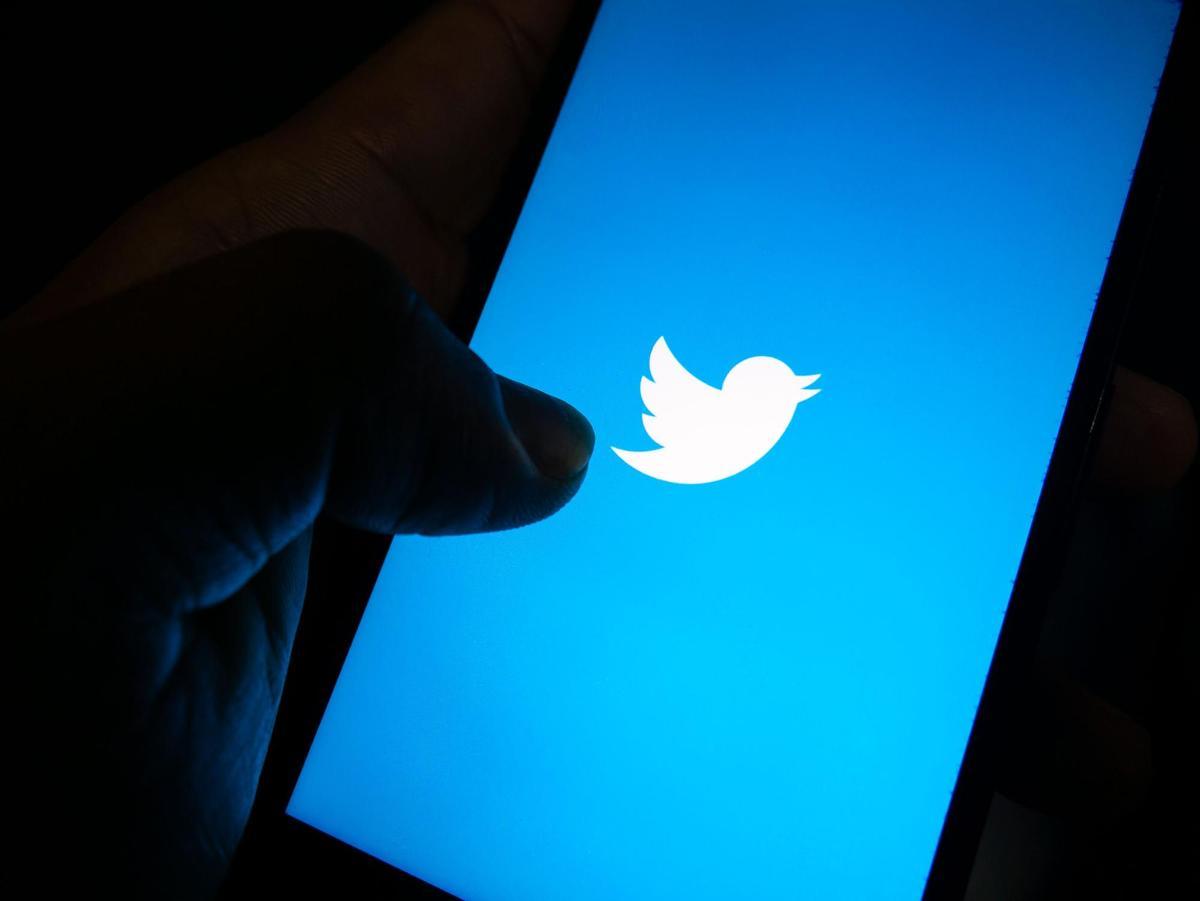 El logo de Twitter, en la pantalla de un móvil.