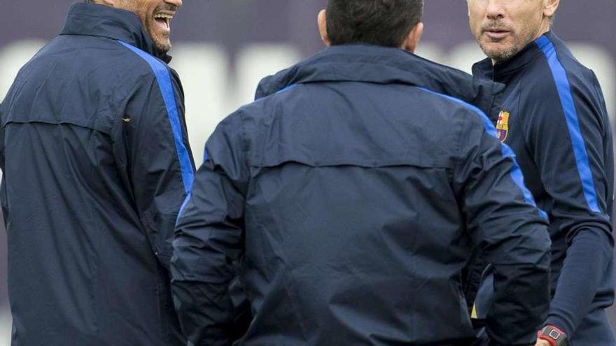Luis Enrique bromea con Unzué (derecha) en un entrenamiento del Barcelona. // Efe