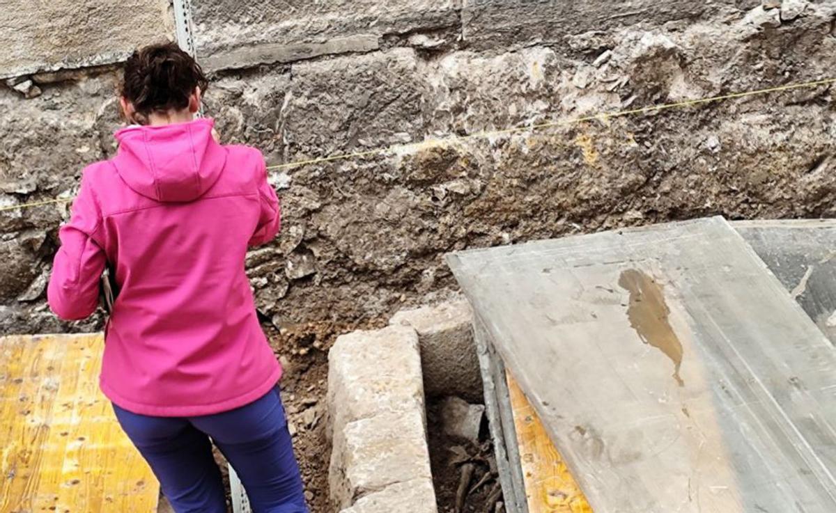 Afloran restos óseos y enterramientos en las obras del Mercado de Abastos