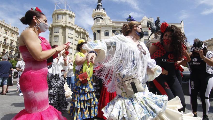 Cordobesas de faralaes en Las Tendillas