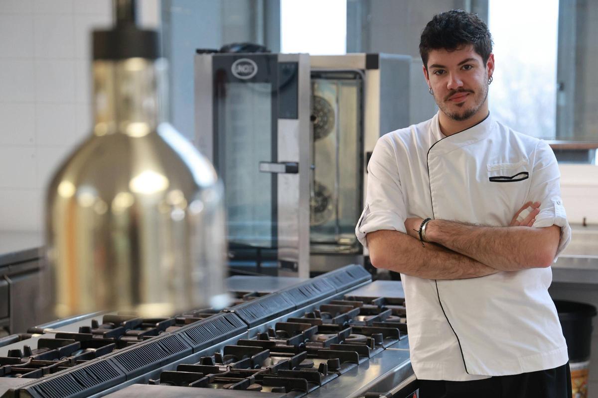 Miguel Casal en las cocinas del CIFP Manuel Antonio de Vigo.