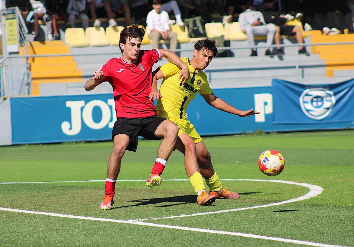El delantero albaceteño del Villarreal, Julio Arjona, pugna un balón con un defensa.