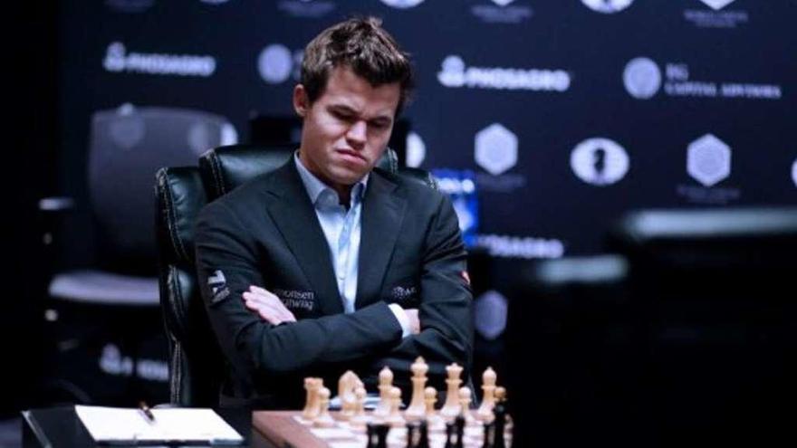 Carlsen, pensativo, durante la partida en la que logró el empate ante Karjakin. // FdV