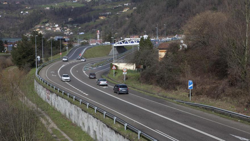 Coches circulando por el Corredor del Nalón a la altura de El Entrego.