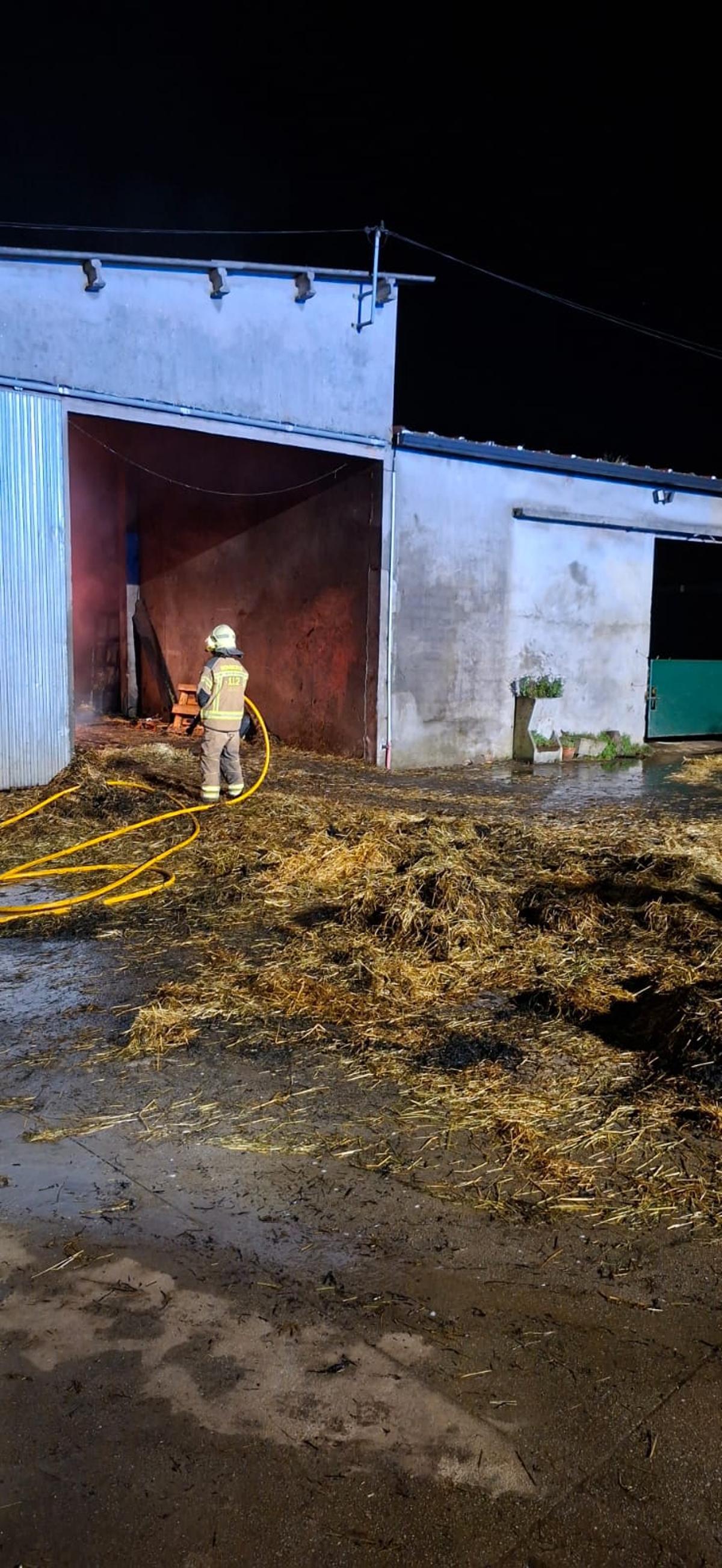 Labores de extinción en el galpón de Goiás donde ardieron medio centenar de rollos de hierba