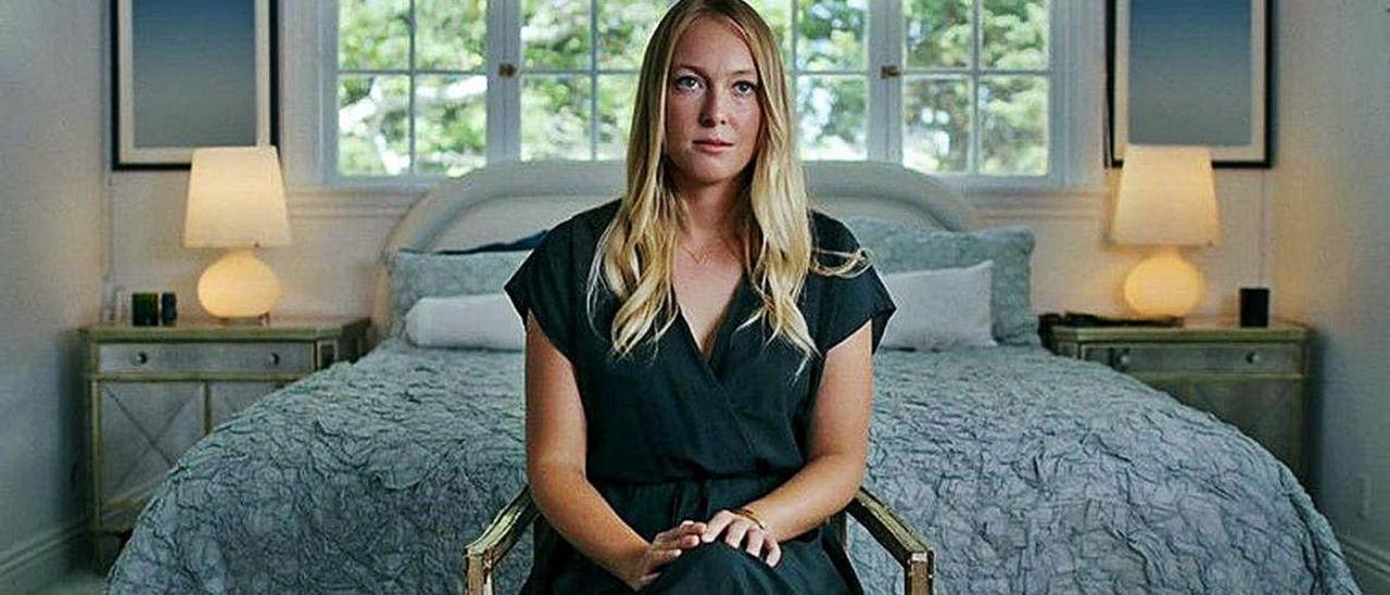 India Oxenberg, en un momento de la serie documental.