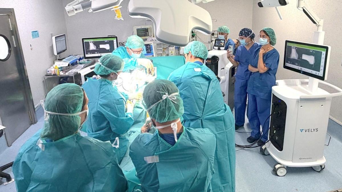Personal sanitario durante una intervención quirúrgica.