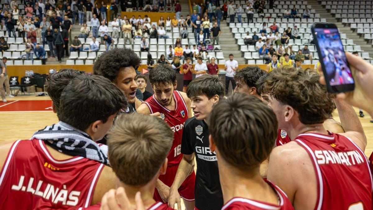 L'equip U22 de la temporada passada, fent pinya
