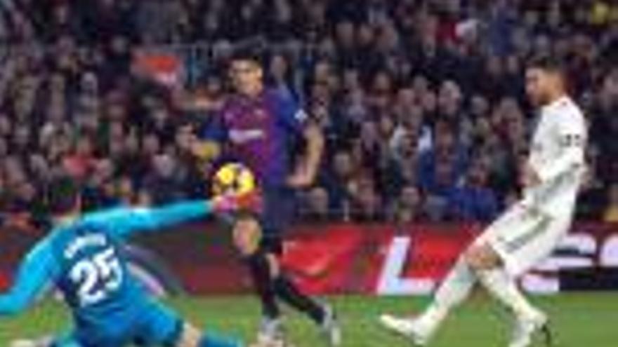 Luis Suárez pica suaument la pilota davant la sortida de Courtois i la mirada de Sergio Ramos, en el quart gol del Barça. Julen Lopetegui, ahir al Camp Nou, té les hores comptades a la banqueta del Madrid.