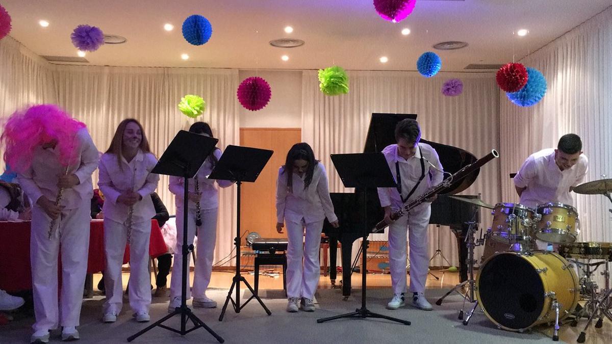 Un grupo de música en el conservatorio de Carvaca de la Cruz.