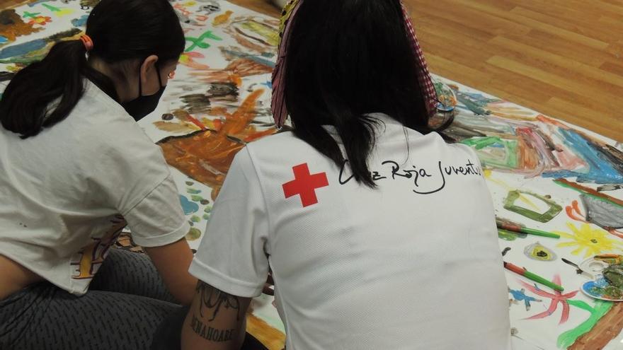 Una voluntaria de Cruz Roja en un proyecto con menores en La Palma