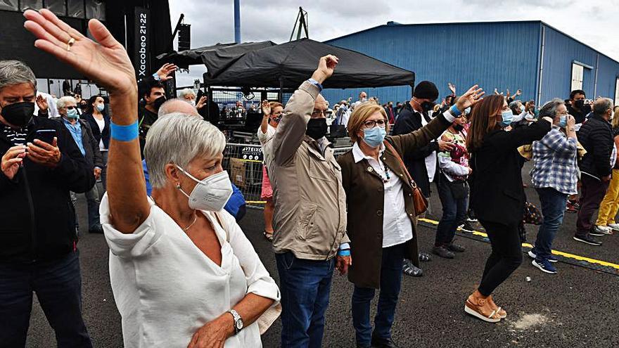 Actuación del grupo Eureka y público, ayer, en el muelle de Batería.   | // VÍCTOR ECHAVE