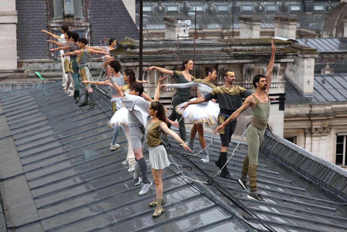 Bailarines sobre un tejado durante la ceremonia de apertura de los Juegos Olímpicos de París 2024