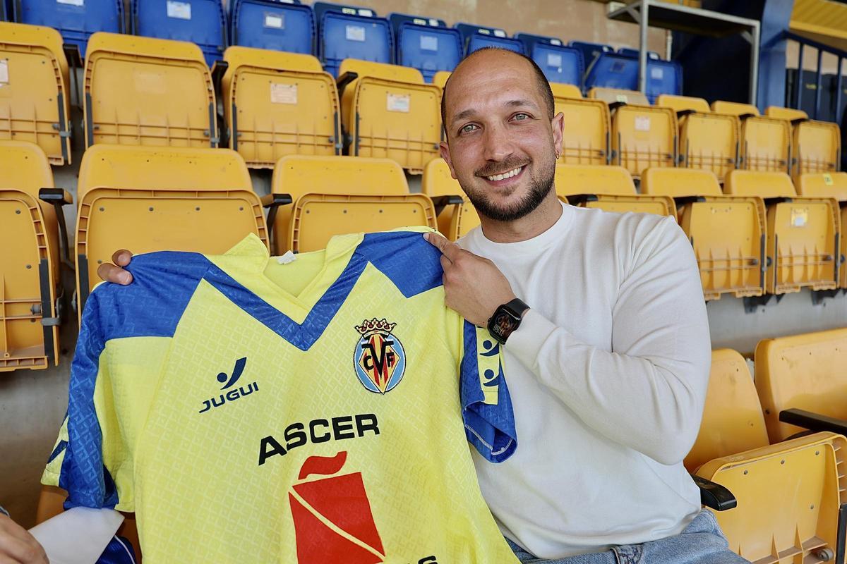 Galería | Las mejores imágenes de la espectacular colección de camisetas retro del Villarreal de Josep Cabrera